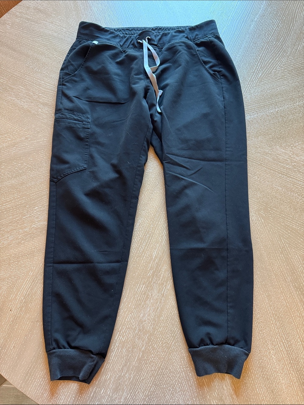 Figs women’s Black Jogger and loose top scrub set - Picture 10 of 14